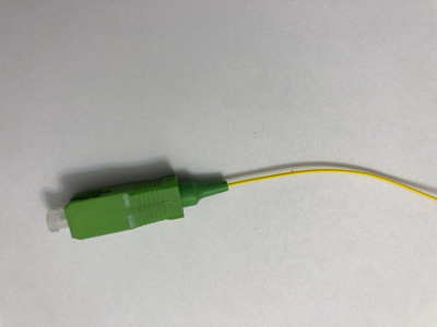 پیگتیل فیبرنوری تک رنگ SM SC/APC 0.9mm 1.5M G.652D 1 core 